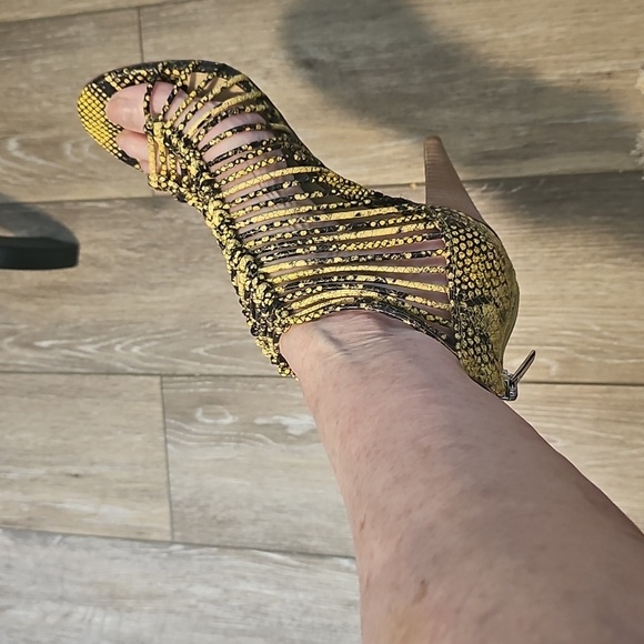 Vince Camuto Yellow and Black Women's Snakeskin Heels - Picture 8 of 12